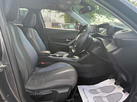 Peugeot 2008 1.2 PureTech Allure Premium SUV 5dr Petrol Manual Euro 6 (s/s) (100 ps) - U631