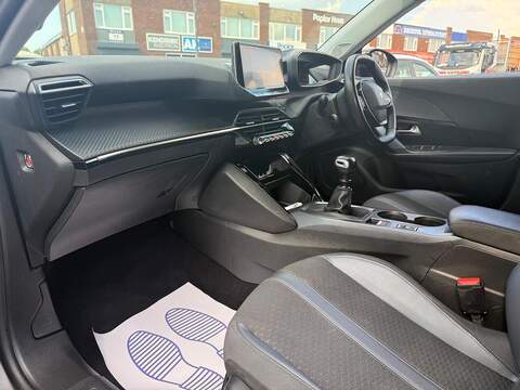 Peugeot 2008 1.2 PureTech Allure Premium SUV 5dr Petrol Manual Euro 6 (s/s) (100 ps) - U631