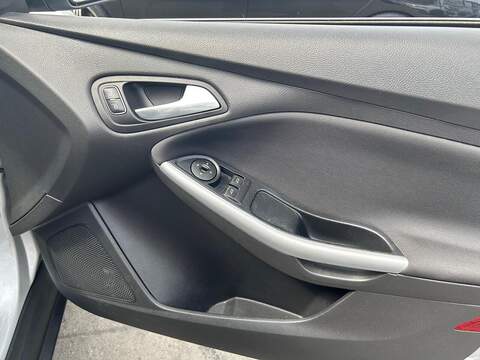 Ford Focus 1.0T EcoBoost Zetec Edition Hatchback 5dr Petrol Manual Euro 6 (s/s) (125 ps) - U661