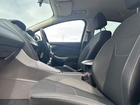 Ford Focus 1.0T EcoBoost Zetec Edition Hatchback 5dr Petrol Manual Euro 6 (s/s) (125 ps) - U661