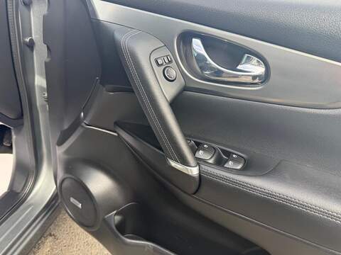 Nissan Qashqai 1.3 DIG-T Tekna SUV 5dr Petrol Manual Euro 6 (s/s) (140 ps) - U718