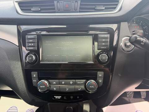 Nissan Qashqai 1.3 DIG-T Tekna SUV 5dr Petrol Manual Euro 6 (s/s) (140 ps) - U718