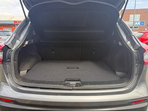 Nissan Qashqai 1.3 DIG-T Tekna SUV 5dr Petrol Manual Euro 6 (s/s) (140 ps) - U718