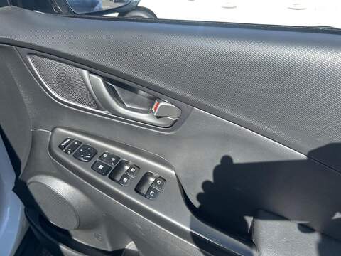 Hyundai KONA 64kWh Premium SE SUV 5dr Electric Auto (7kW Charger) (204 ps) - U752