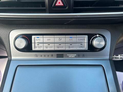 Hyundai KONA 64kWh Premium SE SUV 5dr Electric Auto (7kW Charger) (204 ps) - U752