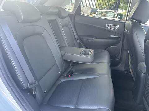 Hyundai KONA 64kWh Premium SE SUV 5dr Electric Auto (7kW Charger) (204 ps) - U752