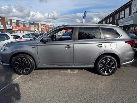 Mitsubishi Outlander 2.0h 12kWh 4h SUV 5dr Petrol Plug-in Hybrid CVT 4WD Euro 6 (s/s) (200 ps) - U762