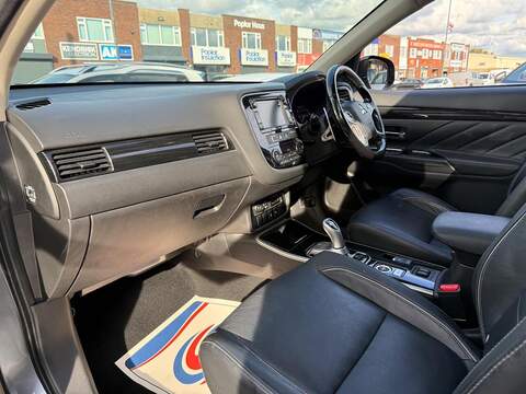 Mitsubishi Outlander 2.0h 12kWh 4h SUV 5dr Petrol Plug-in Hybrid CVT 4WD Euro 6 (s/s) (200 ps) - U762