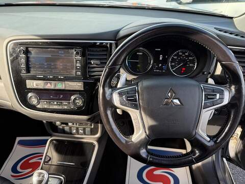 Mitsubishi Outlander 2.0h 12kWh 4h SUV 5dr Petrol Plug-in Hybrid CVT 4WD Euro 6 (s/s) (200 ps) - U762