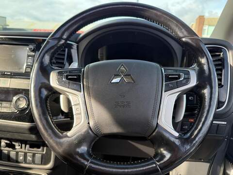 Mitsubishi Outlander 2.0h 12kWh 4h SUV 5dr Petrol Plug-in Hybrid CVT 4WD Euro 6 (s/s) (200 ps) - U762