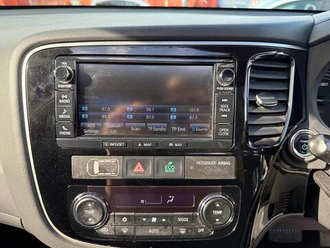 Mitsubishi Outlander 2.0h 12kWh 4h SUV 5dr Petrol Plug-in Hybrid CVT 4WD Euro 6 (s/s) (200 ps) - U762