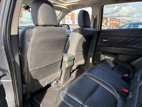 Mitsubishi Outlander 2.0h 12kWh 4h SUV 5dr Petrol Plug-in Hybrid CVT 4WD Euro 6 (s/s) (200 ps) - U762