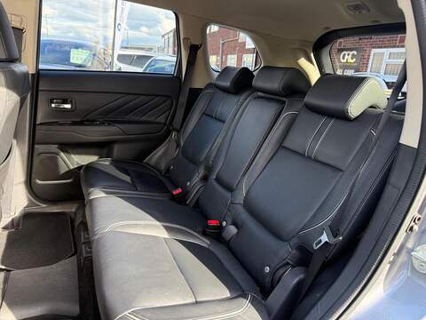 Mitsubishi Outlander 2.0h 12kWh 4h SUV 5dr Petrol Plug-in Hybrid CVT 4WD Euro 6 (s/s) (200 ps) - U762