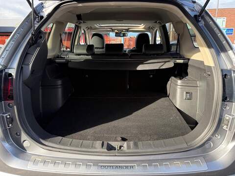Mitsubishi Outlander 2.0h 12kWh 4h SUV 5dr Petrol Plug-in Hybrid CVT 4WD Euro 6 (s/s) (200 ps) - U762