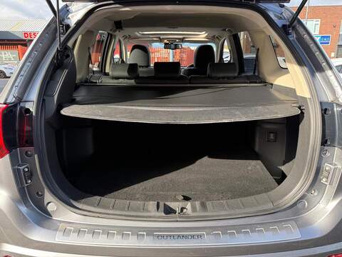 Mitsubishi Outlander 2.0h 12kWh 4h SUV 5dr Petrol Plug-in Hybrid CVT 4WD Euro 6 (s/s) (200 ps) - U762