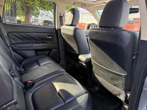 Mitsubishi Outlander 2.0h 12kWh 4h SUV 5dr Petrol Plug-in Hybrid CVT 4WD Euro 6 (s/s) (200 ps) - U762