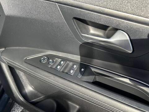 Peugeot 3008 1.2 PureTech Allure SUV 5dr Petrol Manual Euro 6 (s/s) (130 ps) - U769