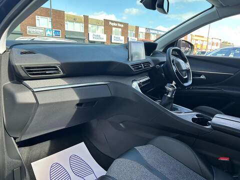Peugeot 3008 1.2 PureTech Allure SUV 5dr Petrol Manual Euro 6 (s/s) (130 ps) - U769