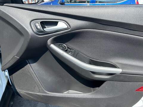 Ford Focus 1.0T EcoBoost Zetec Edition Hatchback 5dr Petrol Manual Euro 6 (s/s) (125 ps) - U79