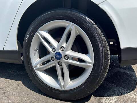 Ford Focus 1.0T EcoBoost Zetec Edition Hatchback 5dr Petrol Manual Euro 6 (s/s) (125 ps) - U79