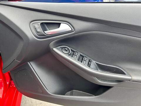 Ford Focus Focus 2.0 TDCi Zetec S Red Edition Euro 6 (s/s) 5dr - U9