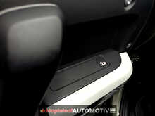 Land Rover Defender 110 2.0 SD4 First Edition SUV 5dr Diesel Auto 4WD Euro 6 (s/s) (240 ps) - U2042