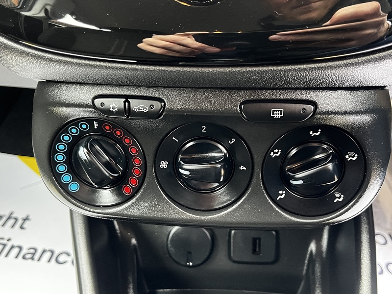 Vauxhall Corsa i SRi Nav - U140