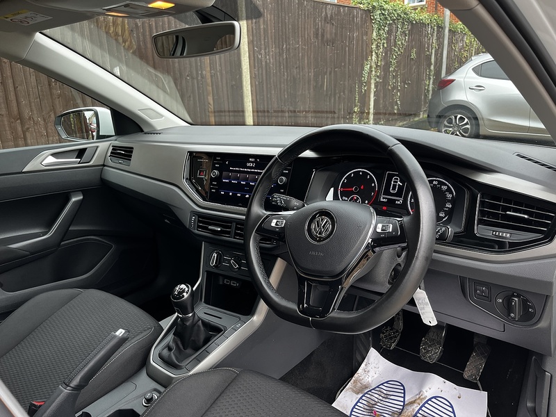 Volkswagen Polo TSI SE - U181