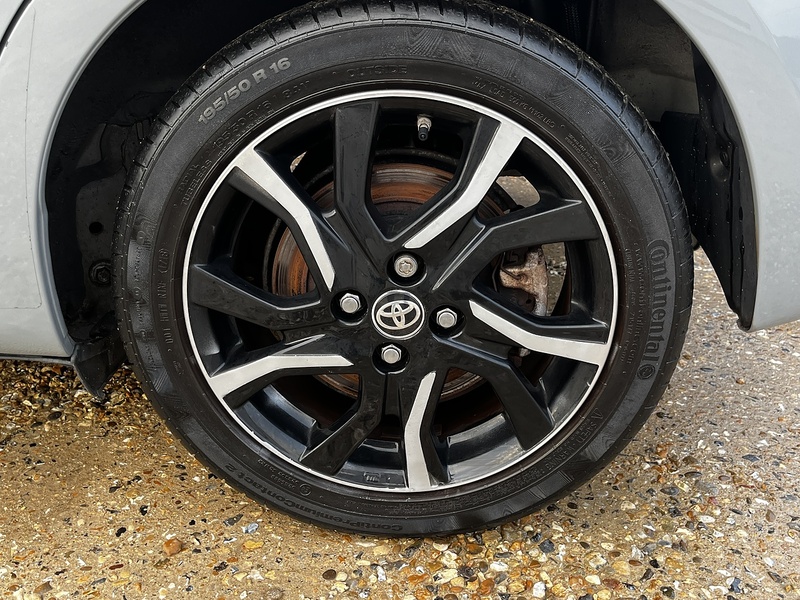 Toyota Yaris VVT-h Design - U235