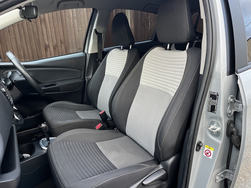 Toyota Yaris VVT-h Design - U235