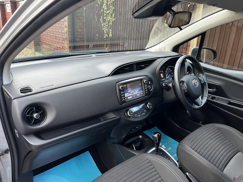 Toyota Yaris VVT-h Design - U235