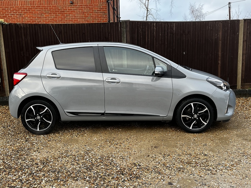 Toyota Yaris VVT-h Design - U235