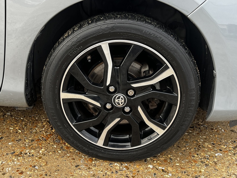 Toyota Yaris VVT-h Design - U235