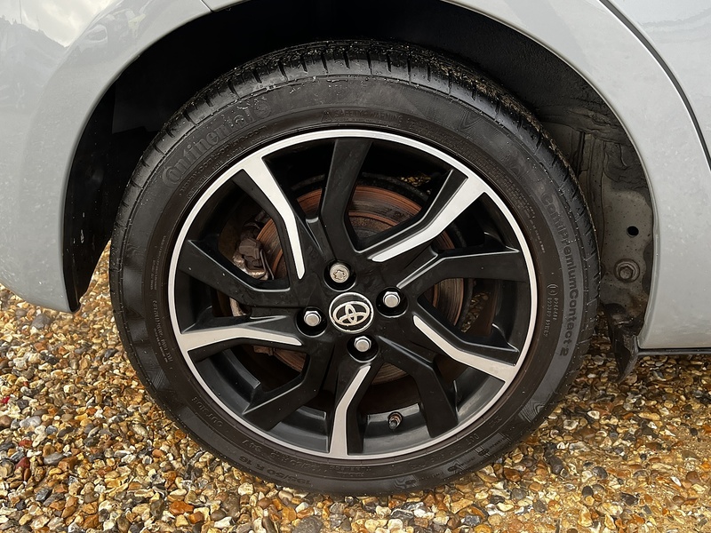 Toyota Yaris VVT-h Design - U235