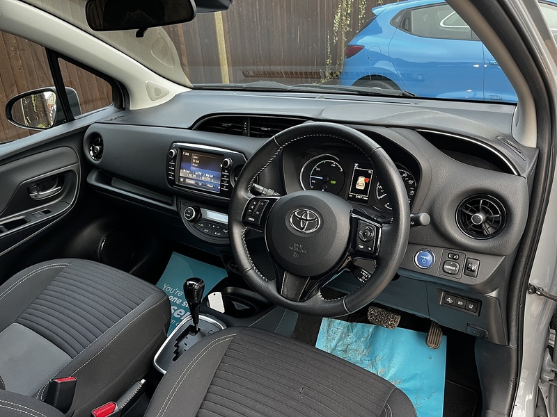 Toyota Yaris VVT-h Design - U235