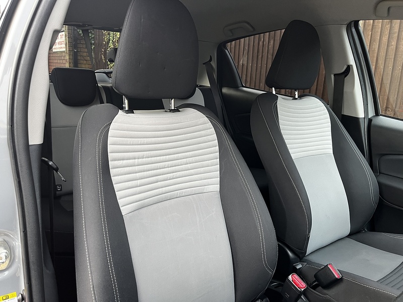 Toyota Yaris VVT-h Design - U235