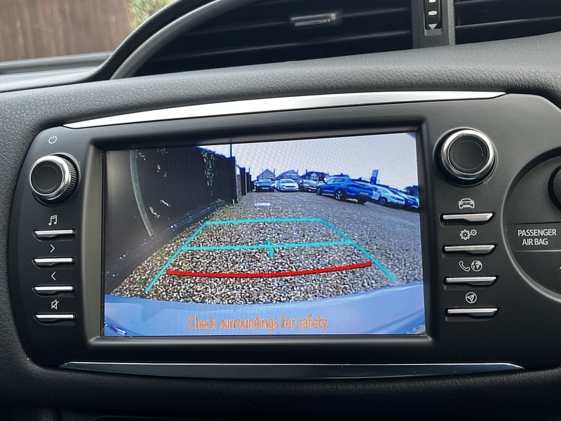 Toyota Yaris VVT-h Design - U235