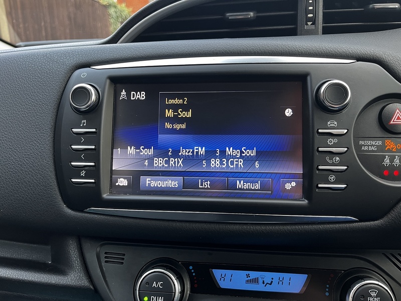 Toyota Yaris VVT-h Design - U235