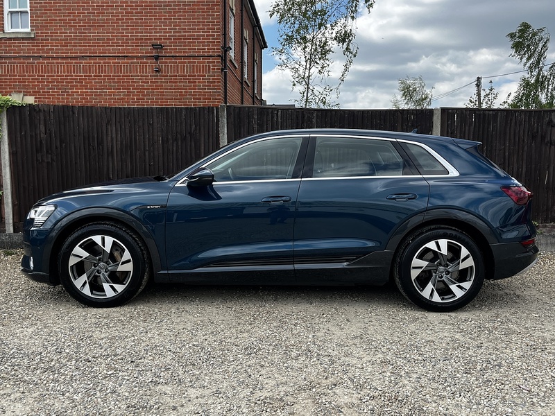 Audi e-tron Sport - U328