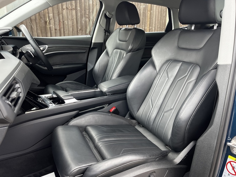 Audi e-tron Sport - U328