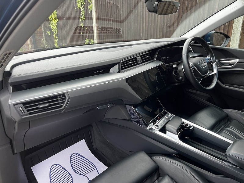 Audi e-tron Sport - U328