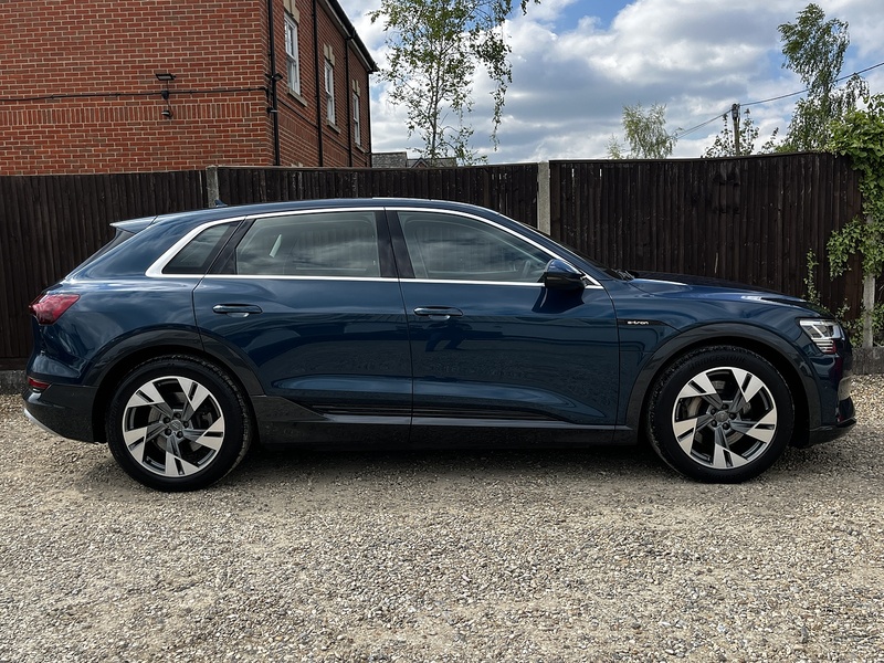Audi e-tron Sport - U328