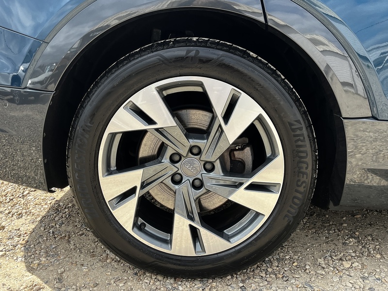 Audi e-tron Sport - U328
