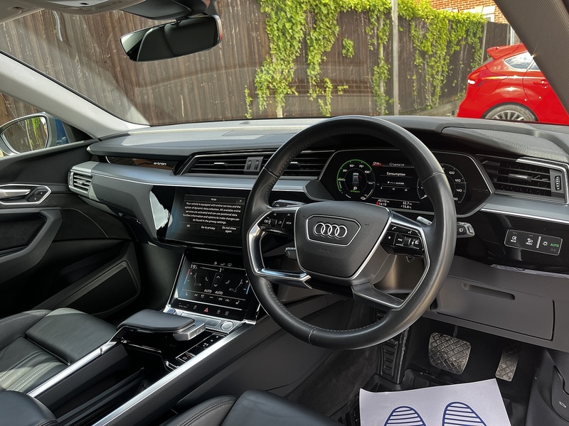 Audi e-tron Sport - U328