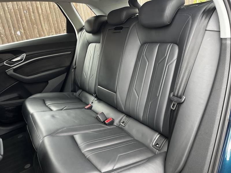 Audi e-tron Sport - U328