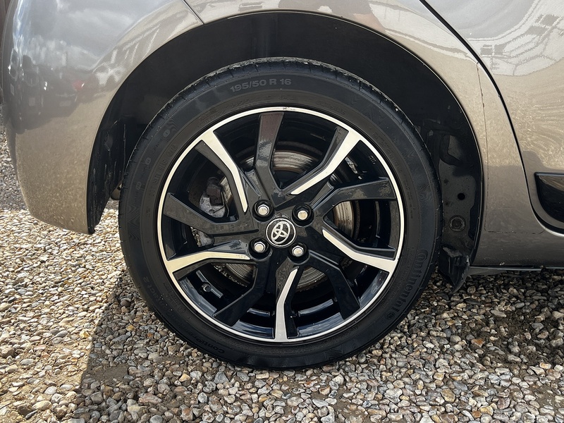 Toyota Yaris VVT-h Design - U369