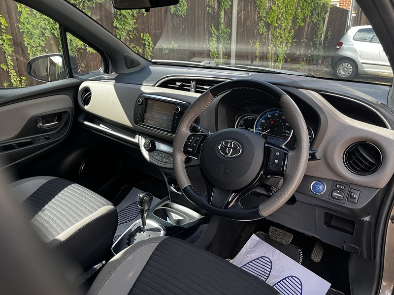 Toyota Yaris VVT-h Design - U369