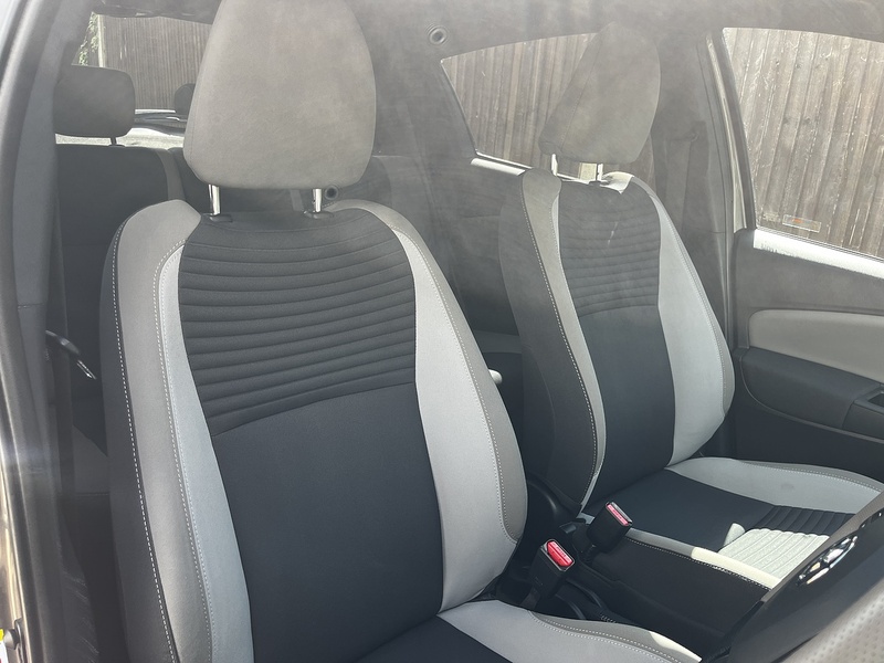 Toyota Yaris VVT-h Design - U369