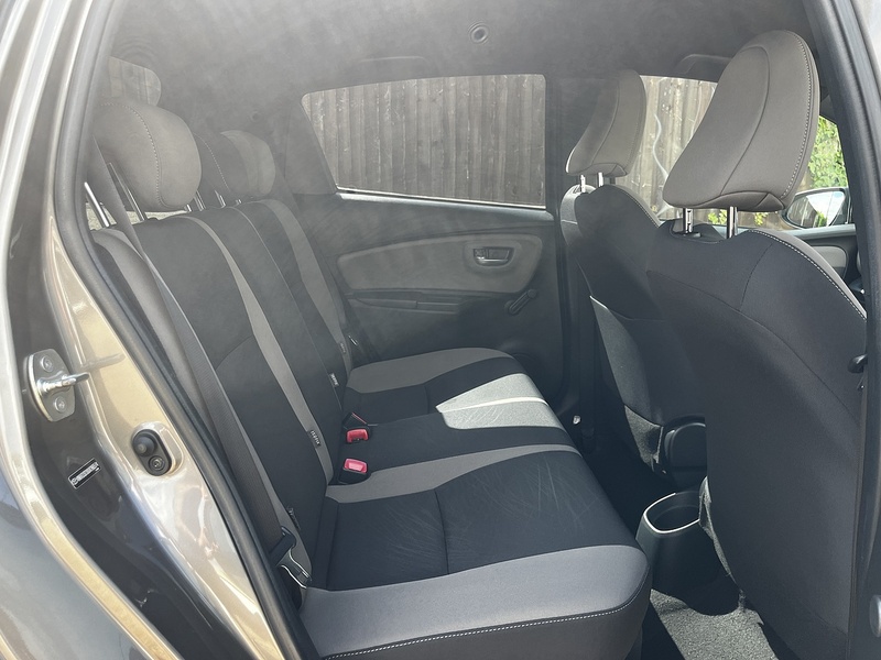 Toyota Yaris VVT-h Design - U369