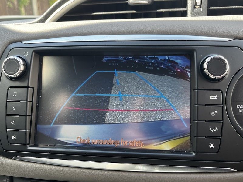 Toyota Yaris VVT-h Design - U369